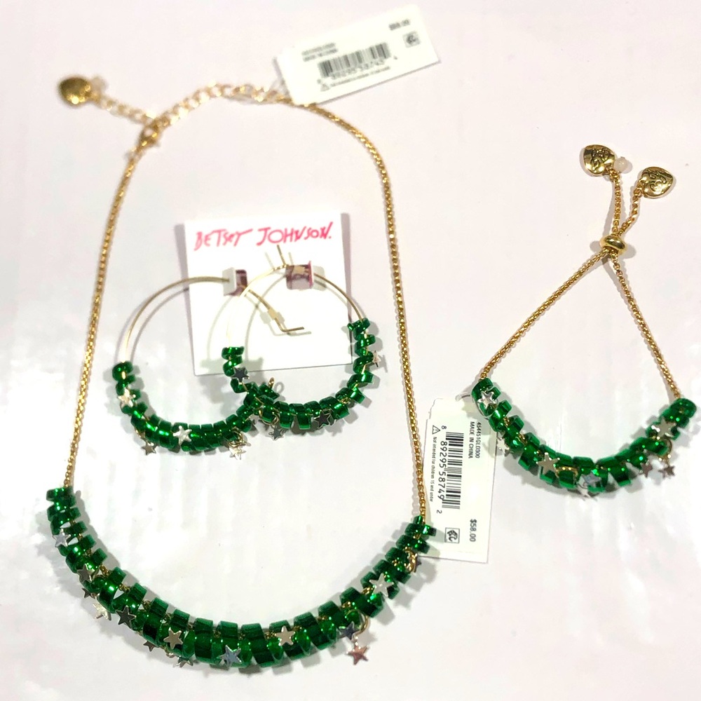 Sold NWT green spiral set  ⭐️ 💚